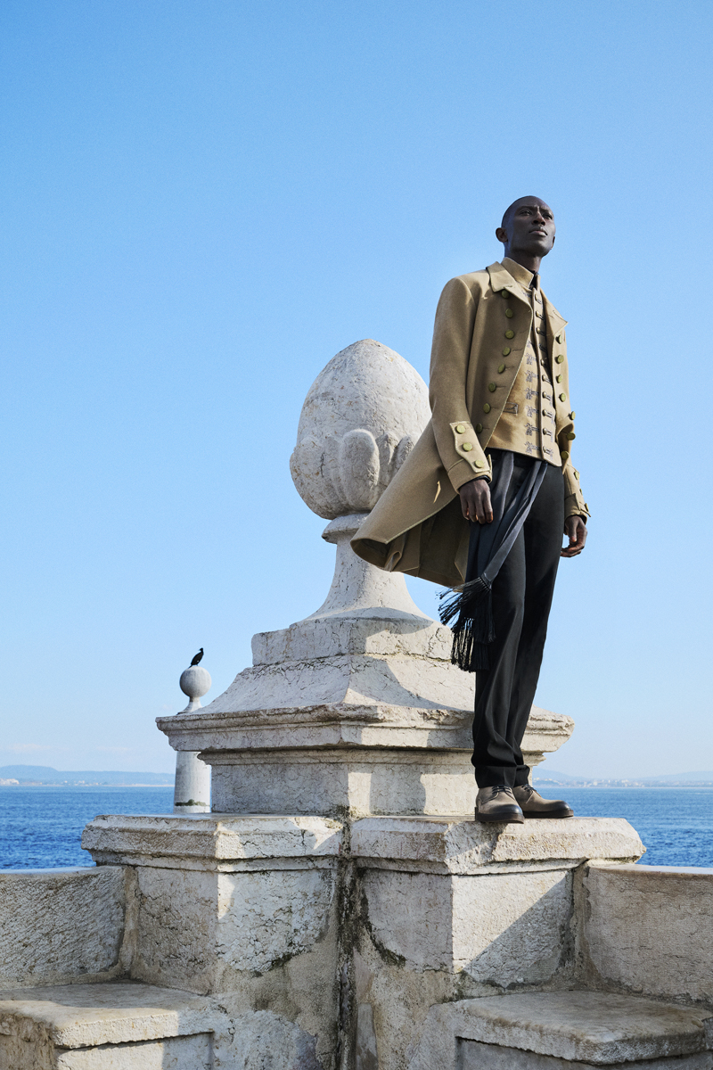 Imagem da esquerda: camisa, top, calças e cinto, HERMÈS. Mocassins, AMBITIOUS. Óculos, da produção. Imagem da direita: casaco, colete, camisa, calças e lenço, DIOR SUMMER 26 MENSWEAR. Sapatos, NOBRAND. 