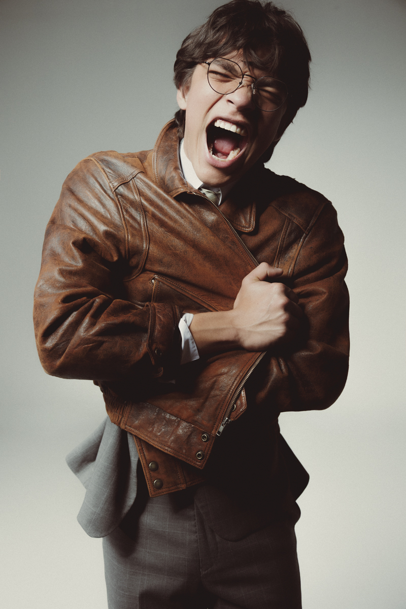Julien: camisa e calças, GREGORIO CAYETANO. Tonatiuh: fato e camisa, HERMÈS. Gravata, BURBERRY. Casaco, SAINT LAURENT BY ANTHONY VACCARELLO. Óculos, da produção. 