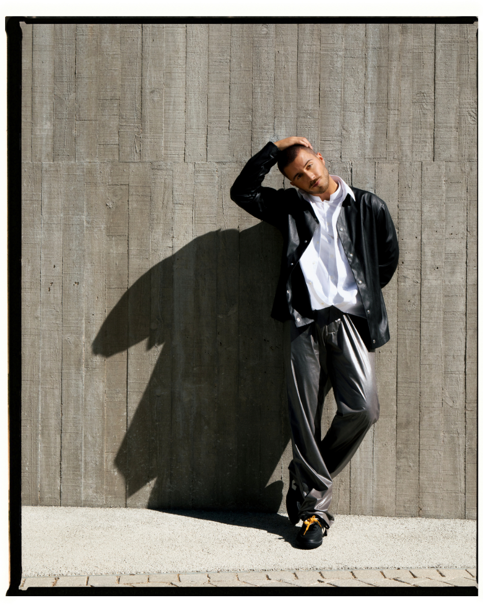 Casaco, camisa e calças, ESTELITA MENDONÇA. Ténis, VEJA. Óculos, RAY BAN BY A$AP ROCKY. 