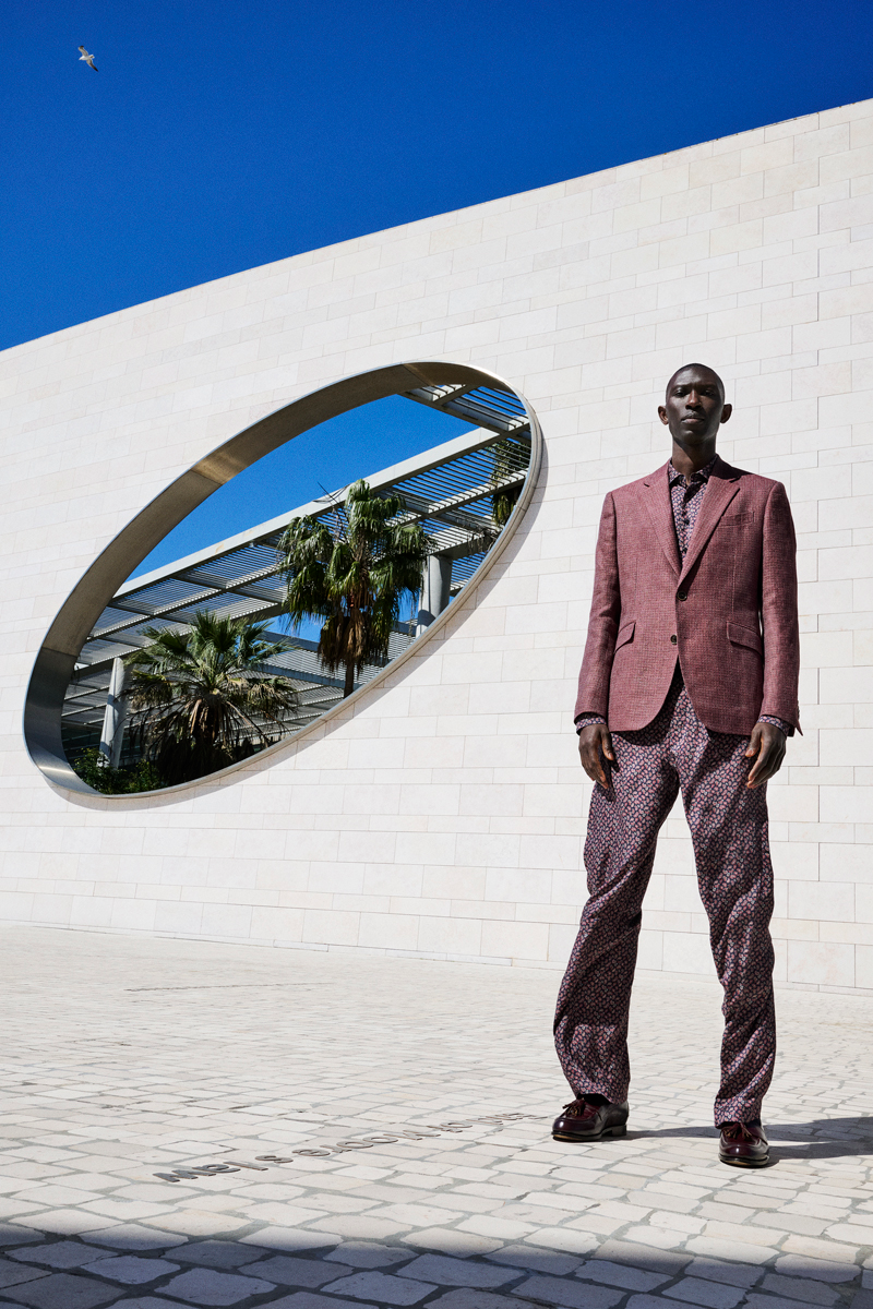 Imagem da esquerda: top , DOLCE & GABBANA. Imagem da direita: blazer, camisa e calças, ETRO. Mocassins, CENTENÁRIO. 