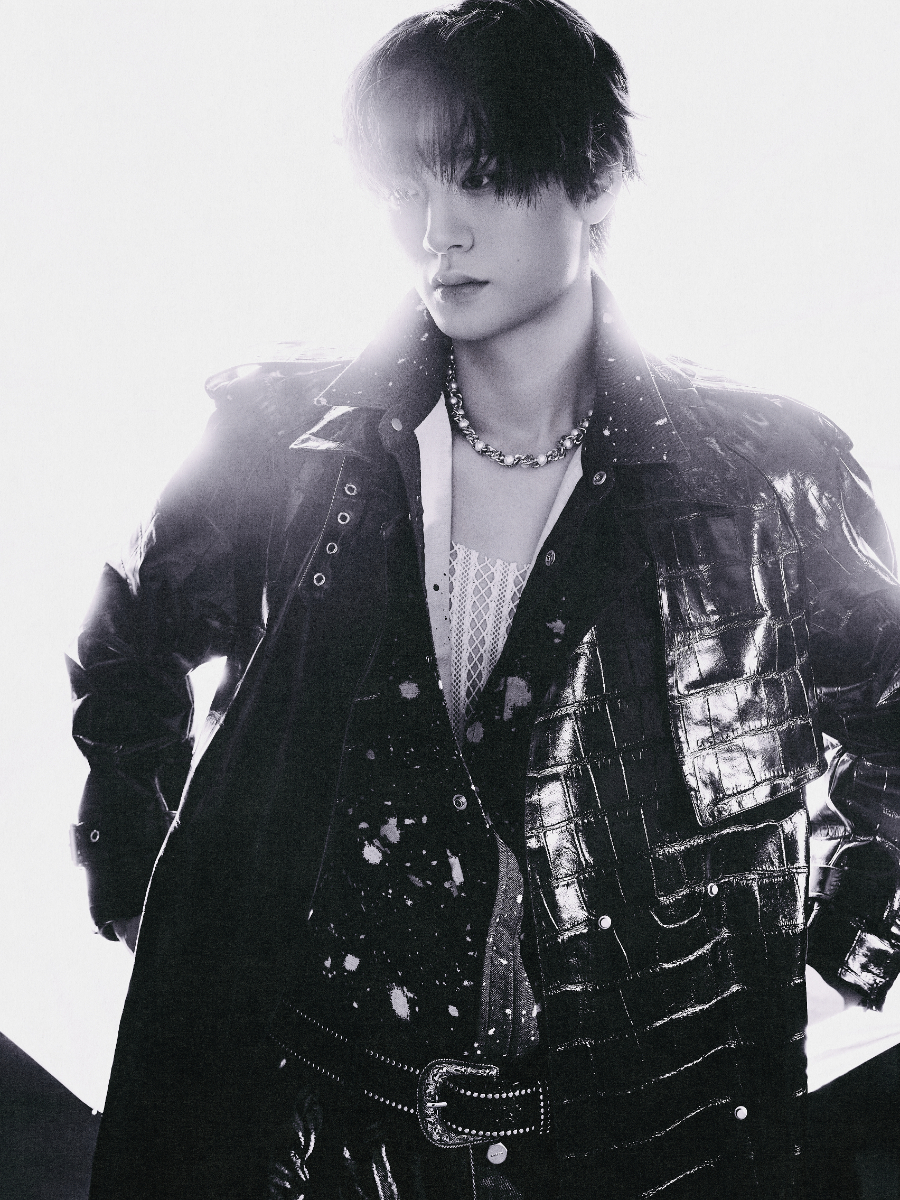 Da esquerda para a direita: Nam Hyun Kim: casaco e calças, LEMETEQUE. Colete, THUG CLUB. Ténis, GOLDEN GOOSE. Top e fio, da produção. Jun Woo Park: casaco, HANNAH SHIN. Camisa, JUUN.J. Calças, THUG CLUB. Ténis, GOLDEN GOOSE. Cinto, da produção.
