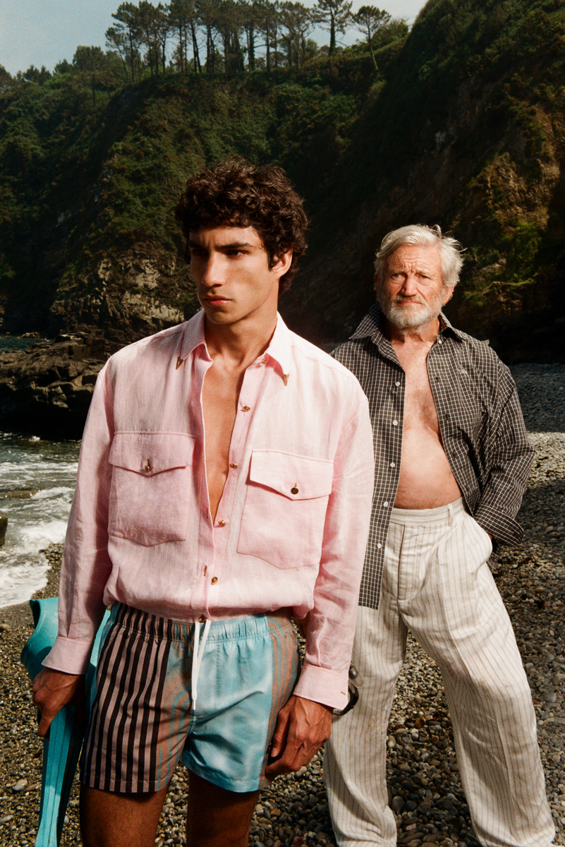 Duncan: full look, VERSACE. Manuel: camisa, LOEWE. Calças, TOMMY HILFIGER. Sapatos, PLA ORIGINAL. 