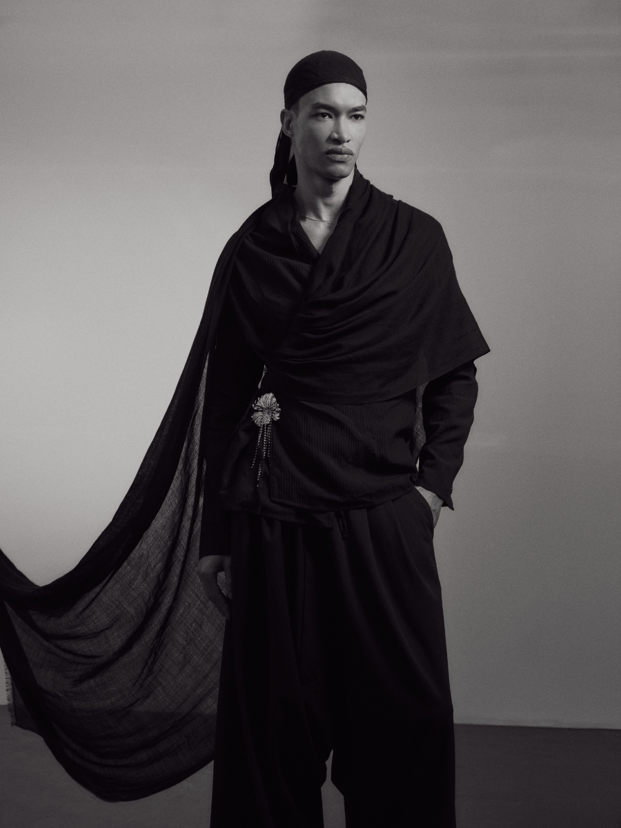 Camisa, PHIX CLOTHING. Calças, SALT MURPHY. Botas, DSQUARED2.