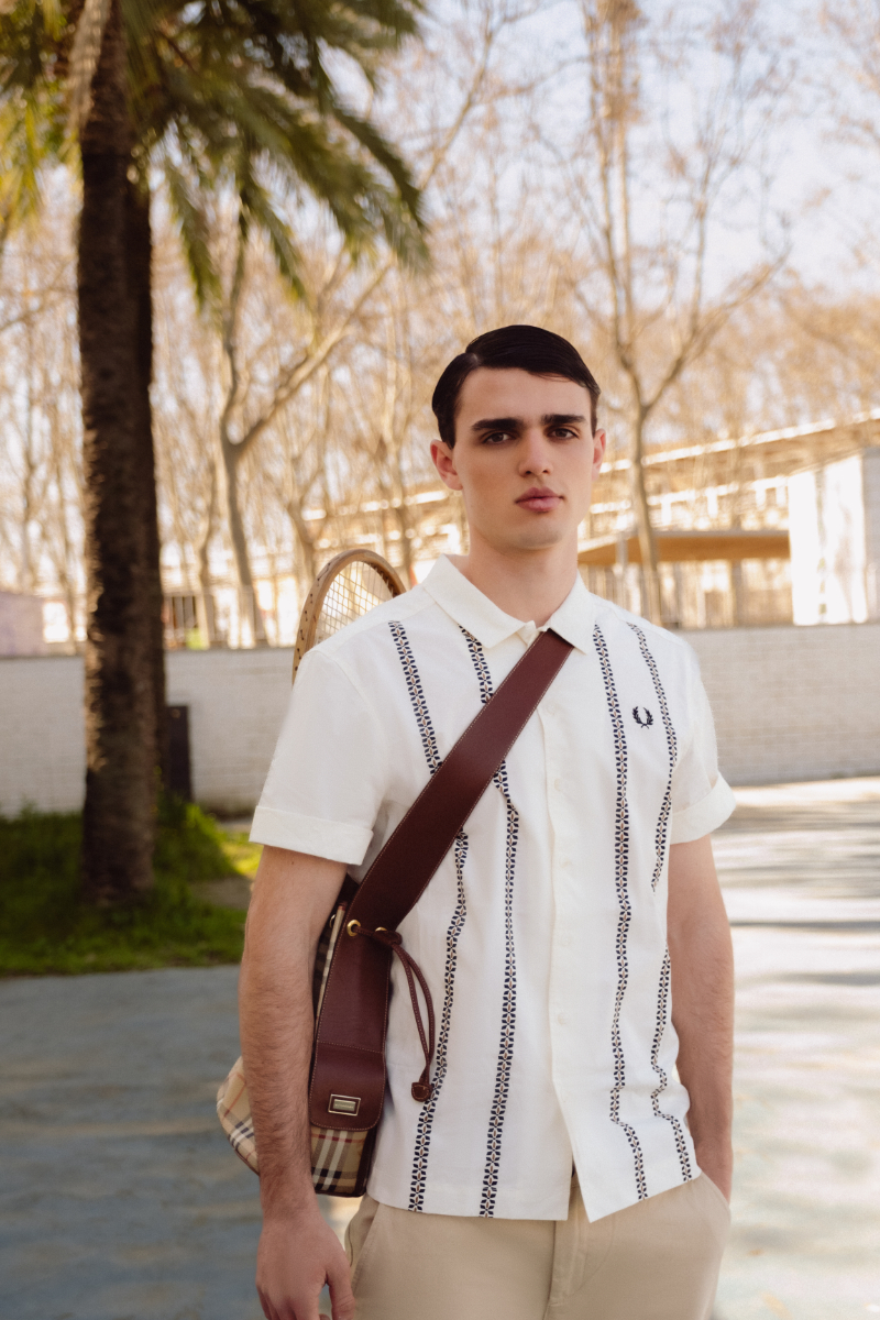 Camisa, FRED PERRY, na XXL COMUNICACIÓN. Calças, POLO CLUB. Mala, BURBERRY.