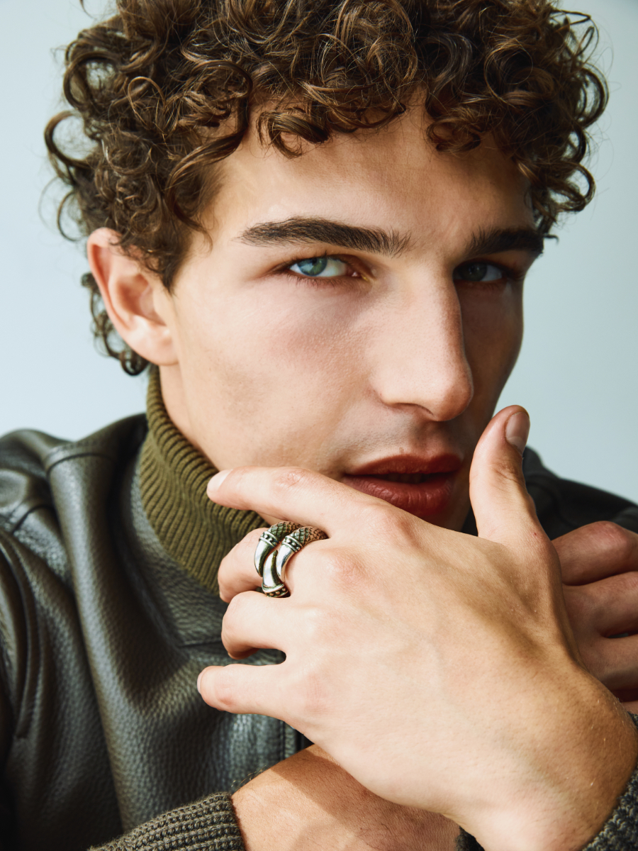 Casaco, BRETT JOHNSON. Anel, ROBERTO CAVALLI.