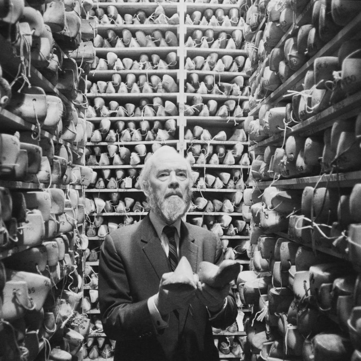 Uma sala repleta de formas de sapatos na Alan McAfee Shoemakers Ltd, no Reino Unido, em 1977.