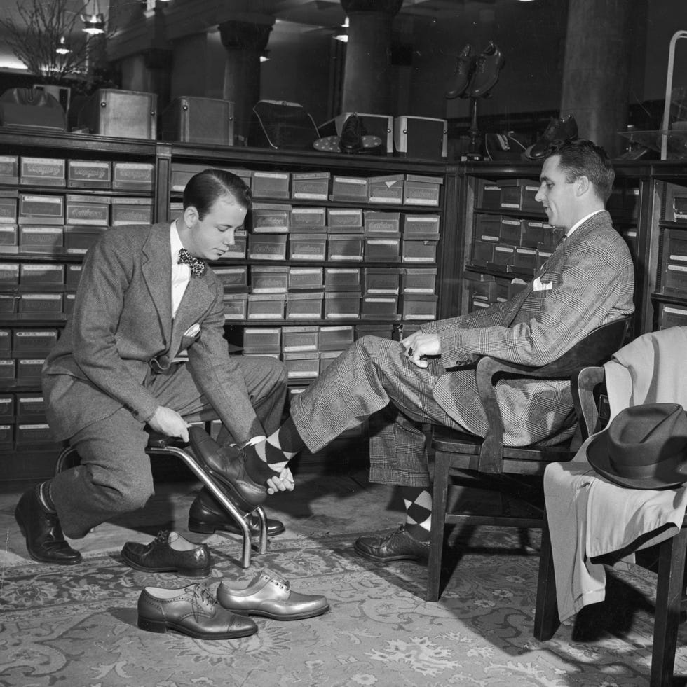 Um vendedor de sapatos no trabalho, por volta de 1955.