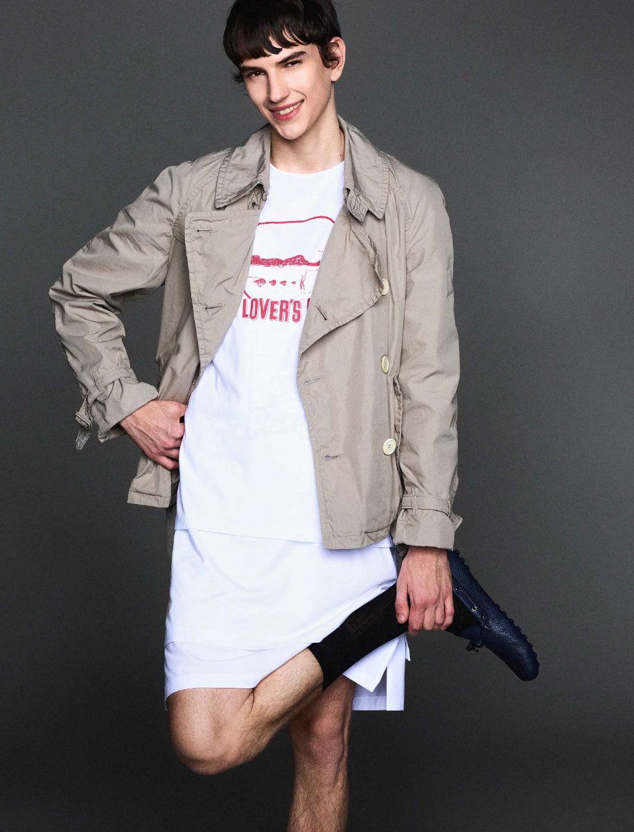Victor: casaco, DOLCE & GABBANA. Calções, DRIES VAN NOTEN. Julian: full look, PRADA.