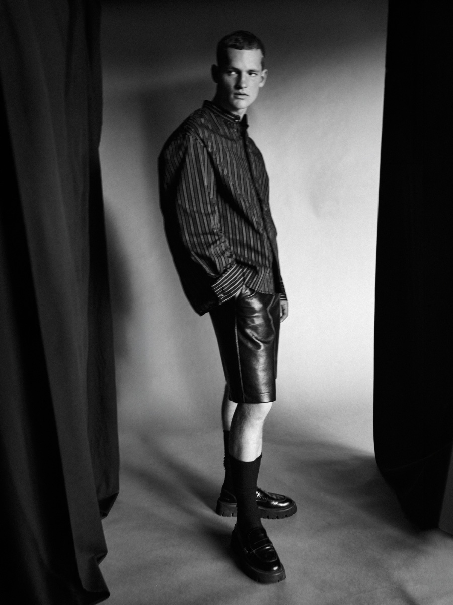 Imagem da esquerda: camisola, DIOR. Imagem da direita: camisa, GARE DE ROB. Calções, DSQUARED2. Meias, LORO PIANA. Sapatos, MSGM.