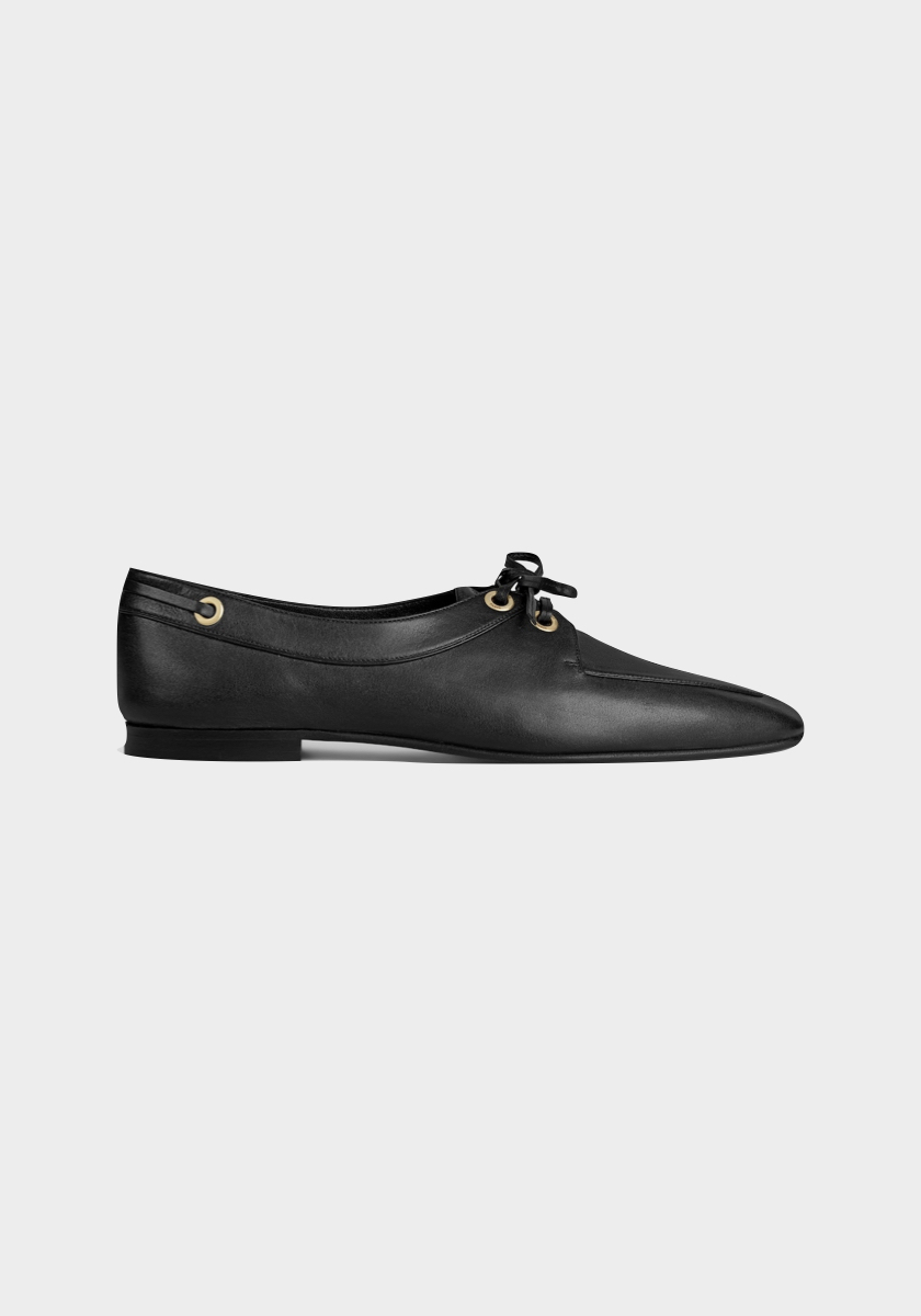 Sapatos, €990, CELINE.