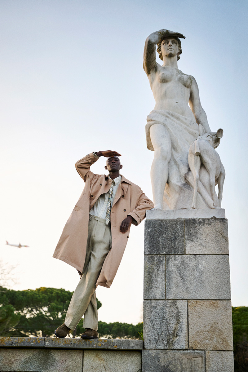 Imagem da esquerda: blazer, camisa e calças, DSQUARED2. Mocassins, MIGUEL VIEIRA. Imagem da direita: gabardine, calças, camisa e gravata, GANT. Sapatos, HERCULES. 