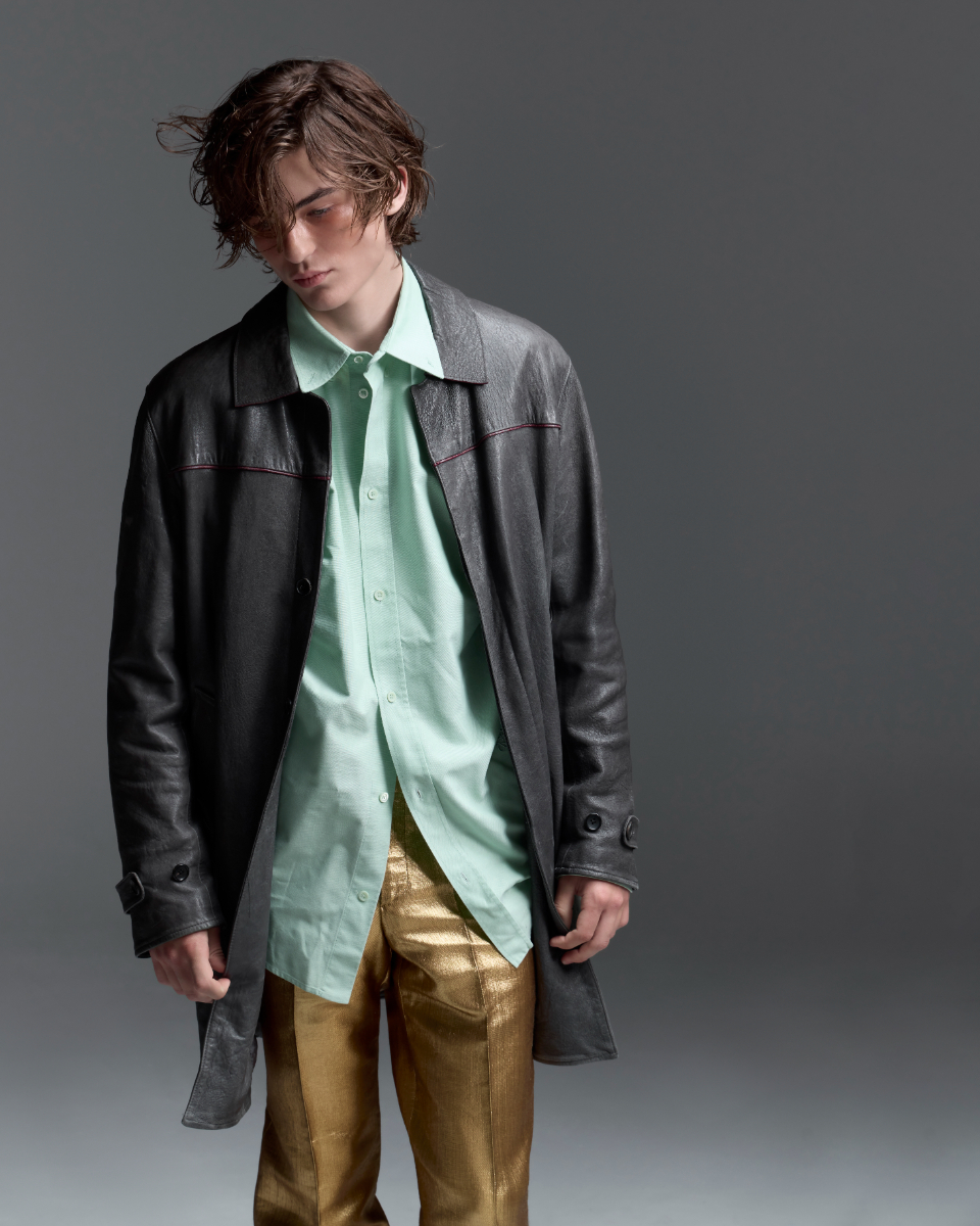 Casaco, ENFANTS RICHES DÉPRIMÉS. Camisa, LOEWE. Calças vintage, YVES SAINT LAURENT. Botas, 424.