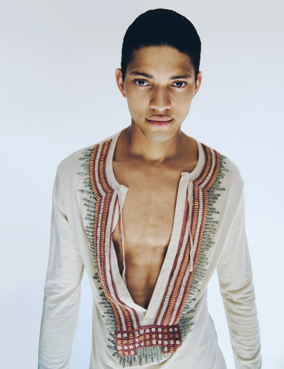 Imagem da esquerda: full look, ETRO. Imagem da direita: camisa, ROBERTO CAVALLI.