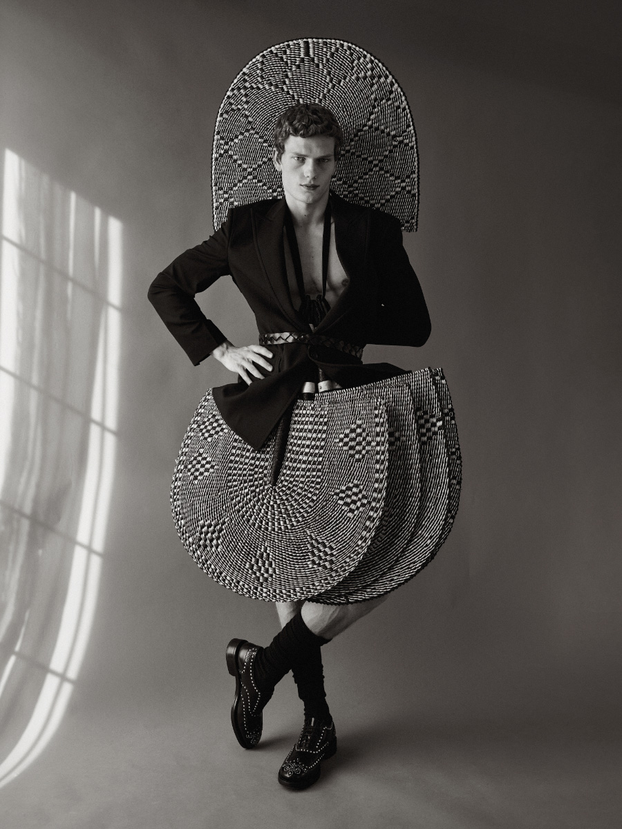 Imagem da esquerda: camisola e calças, CANALI. Camisa, PAUL SMITH. Mala e sapatos, LOUIS VUITTON. Imagem da direita: blazer e sapatos, DSQUARED2. Cinto, VERSACE. Meias, BRUNELLO CUCINELLI. 