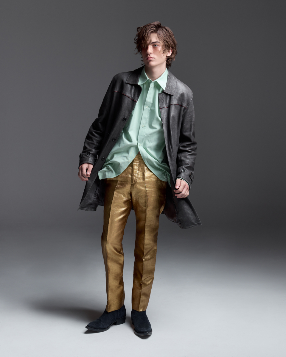 Casaco, ENFANTS RICHES DÉPRIMÉS. Camisa, LOEWE. Calças vintage, YVES SAINT LAURENT. Botas, 424.
