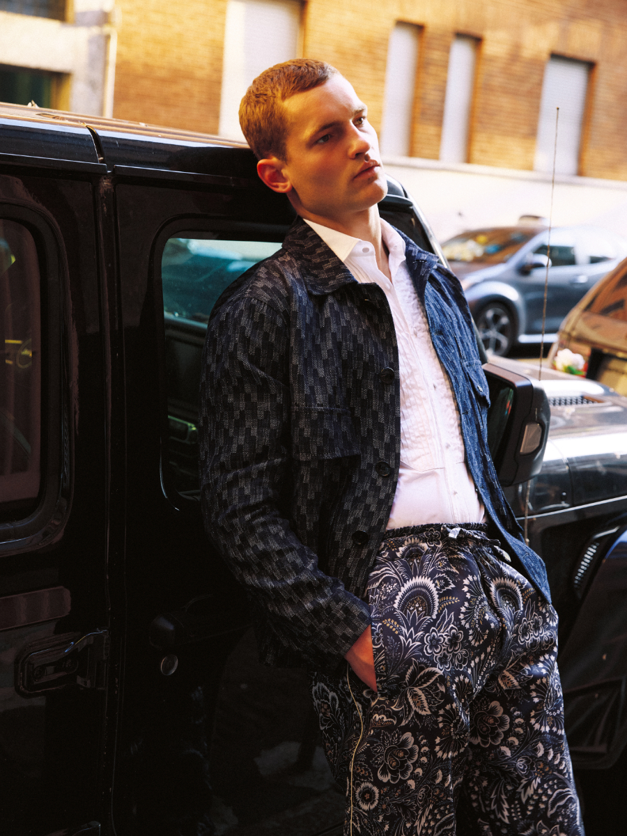 Imagem da esquerda: full look, GMBH. Imagem da direita: blazer e camisa, TAGLIATORE. Calças, ETRO.
