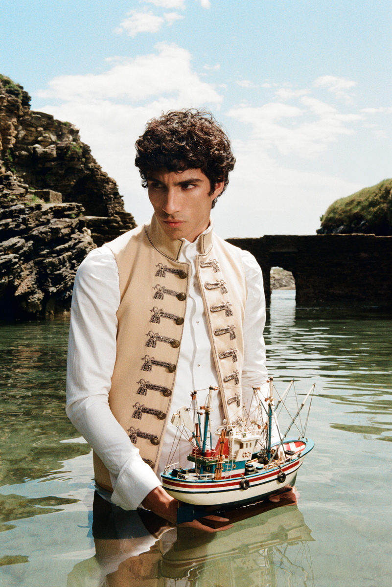 Imagem da esquerda: casaco, ZEGNA. Chapéu, LIMO. Colarinho, RUBEARTH. Imagem da direita: full look, DIOR SUMMER 26 MENSWEAR. 