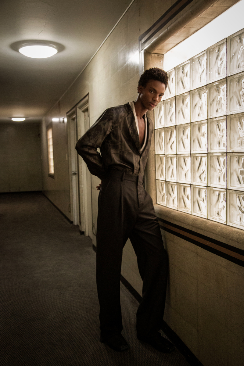 Maxi: full look, GREGORIO CAYETANO. Botas, SAINT LAURENT BY ANTHONY VACCARELLO. Junior: full look, HERMÈS.