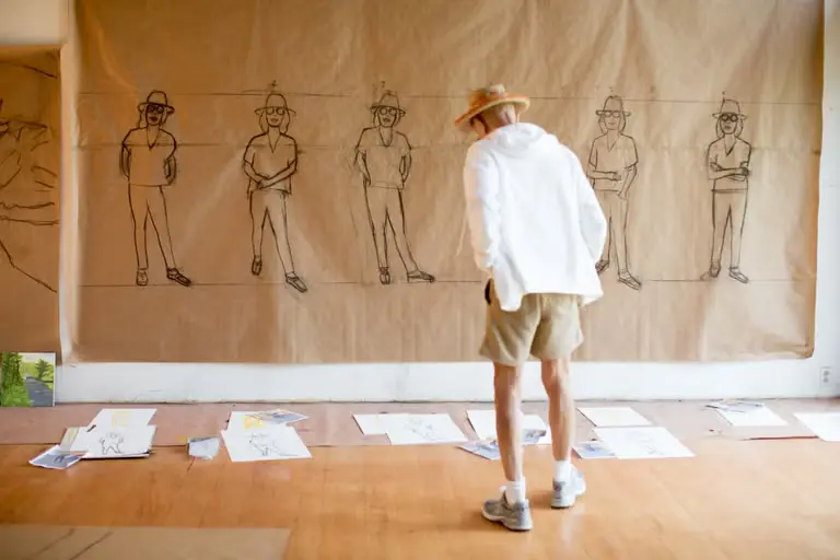 O artista Alex Katz, aqui fotografado aos 87 anos, trabalha numa pintura no seu estúdio no Maine. Continua a pintar até hoje — mais de uma década depois.