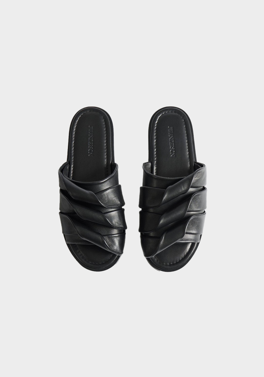 Sandálias, €650, JW ANDERSON.