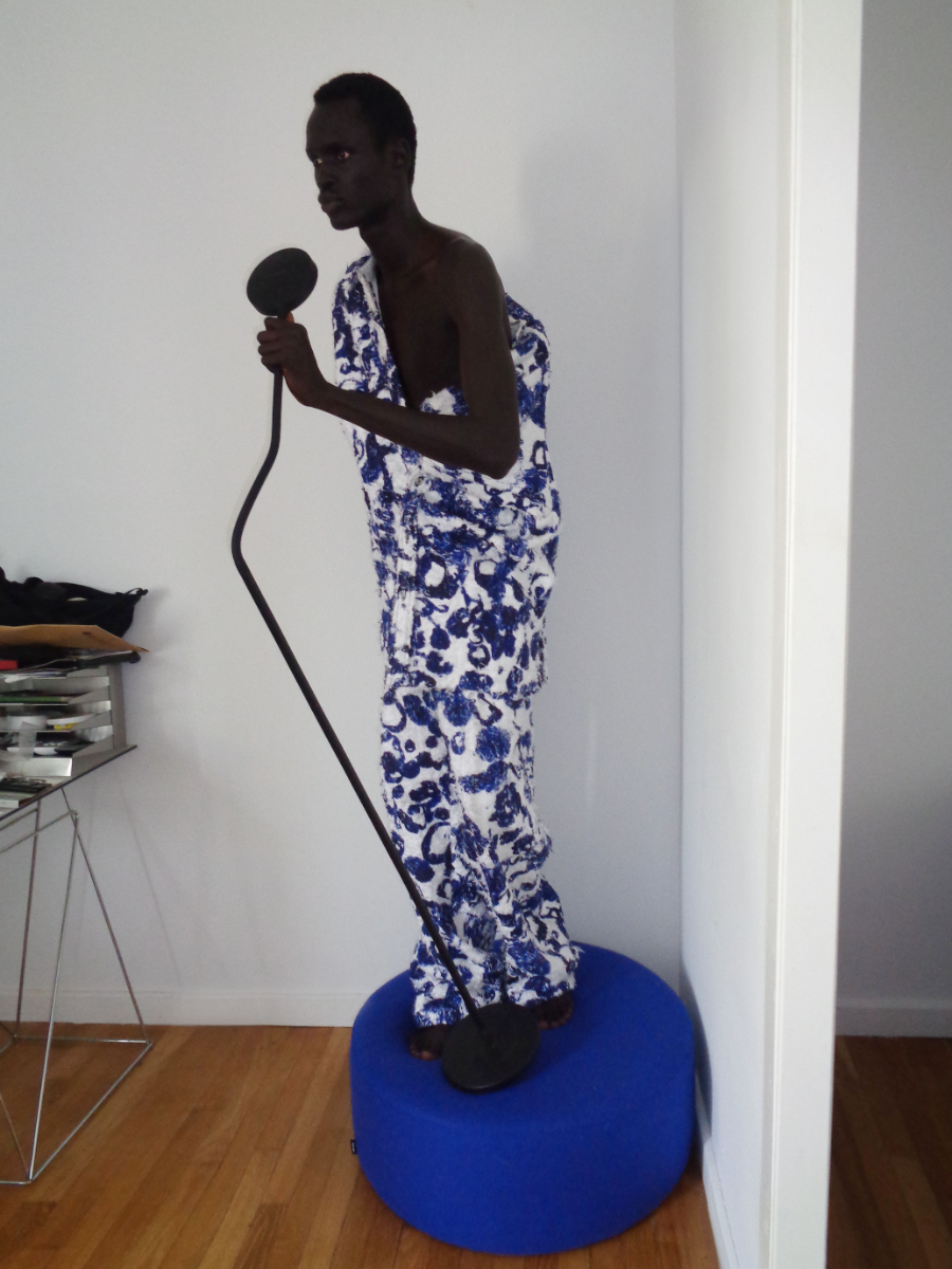 Imagem da esquerda: full look, CELINE. Óculos, KUBORAUM. Imagem da direita: full look, BOTTEGA VENETA.