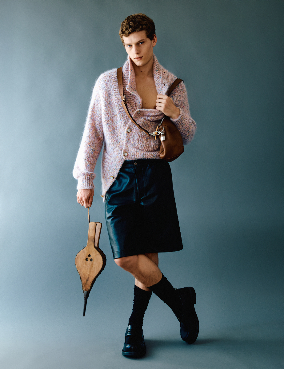 Cardigan e mala, LOUIS VUITTON. Calções, BOTTEGA VENETA. Meias, BRUNELLO CUCINELLI. Sapatos, LOUIS VUITTON.