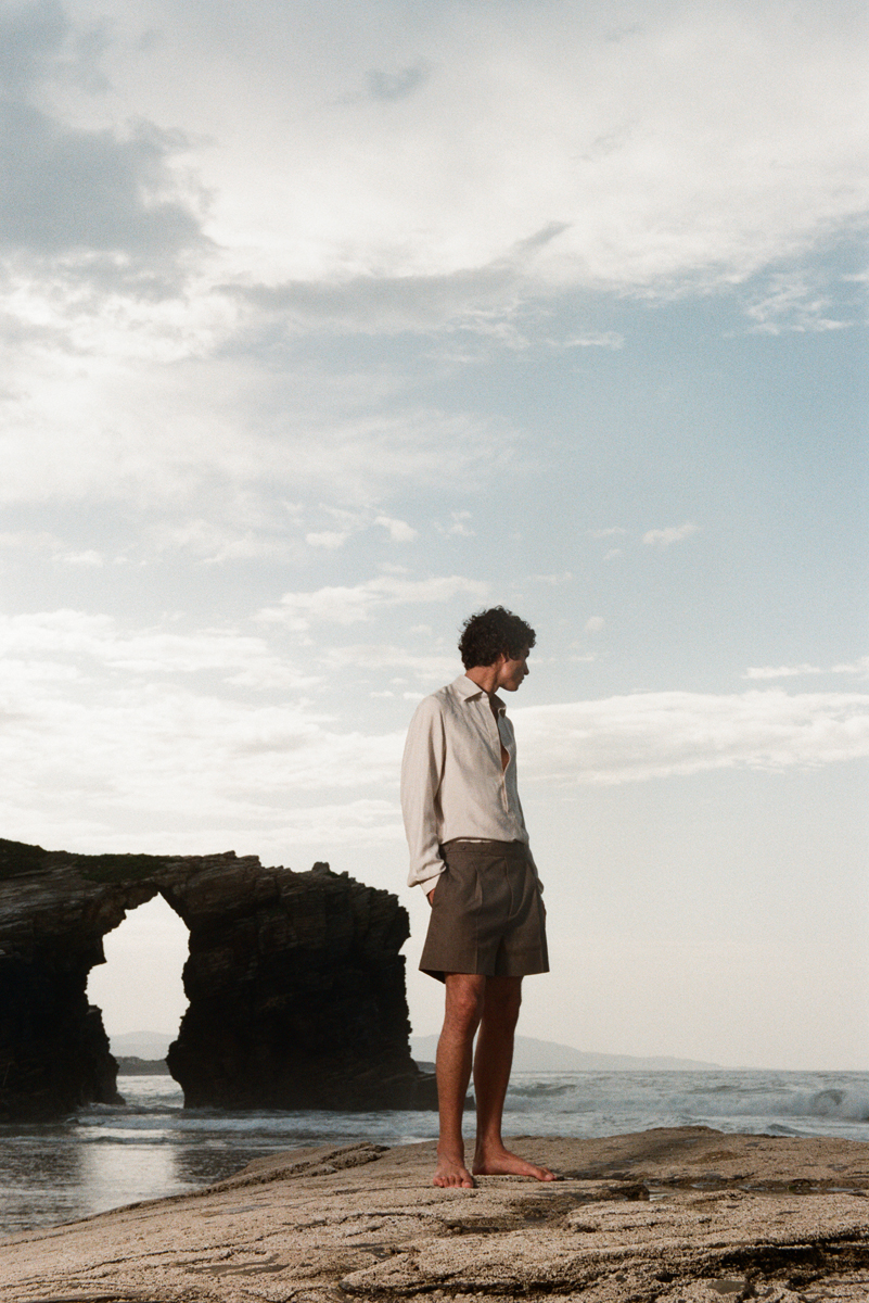 Imagem da esquerda: full look, HERMÈS. Imagem da direita: full look, ZEGNA.