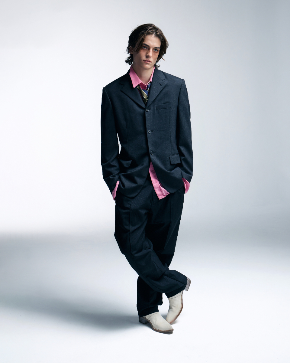 Blazer, PRADA. Camisa, calças e botas, 424. Gravata, SAINT LAURENT BY ANTHONY VACCARELLO.