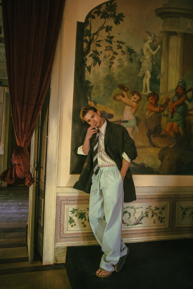 Imagem da esquerda: full look, DSQUARED2. Imagem da direita: full look, DOLCE & GABBANA. 