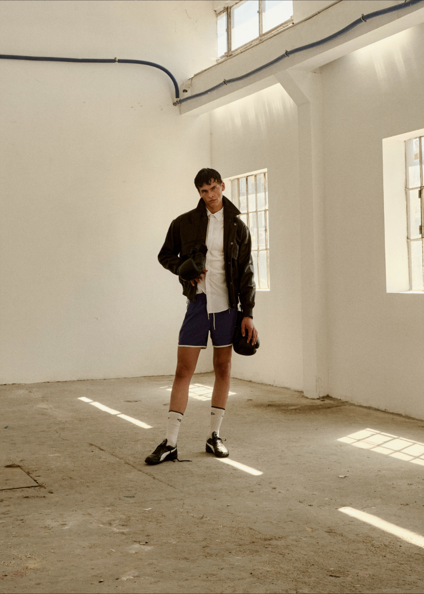 Casaco, AMI PARIS. Camisa, Comme des Garçons. Calções, da produção. Ténis, PUMA.