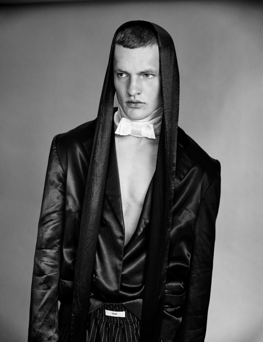 Imagem da esquerda: full look, VERSACE. Imagem da direita: full look, GMBH.