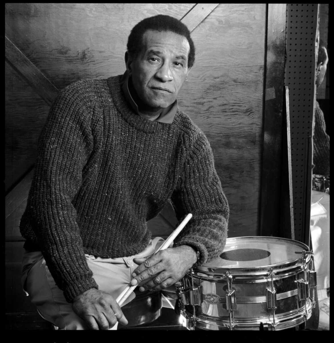 O músico de jazz Max Roach com uma fantástica camisola de gola redonda, em 1989.