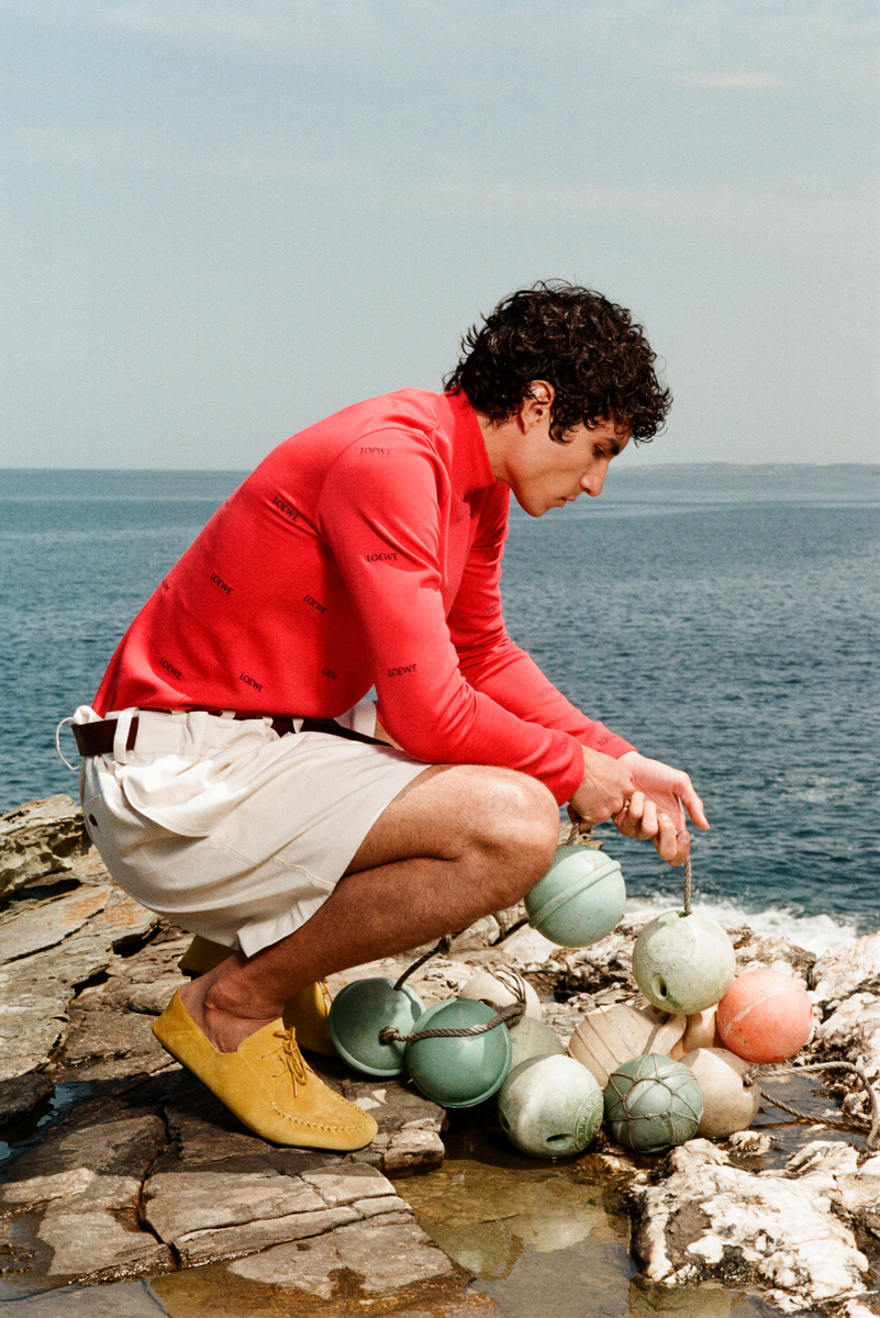 Imagem da esquerda: full look, DIOR SUMMER 26 MENSWEAR. Imagem da direita: full look, LOEWE.