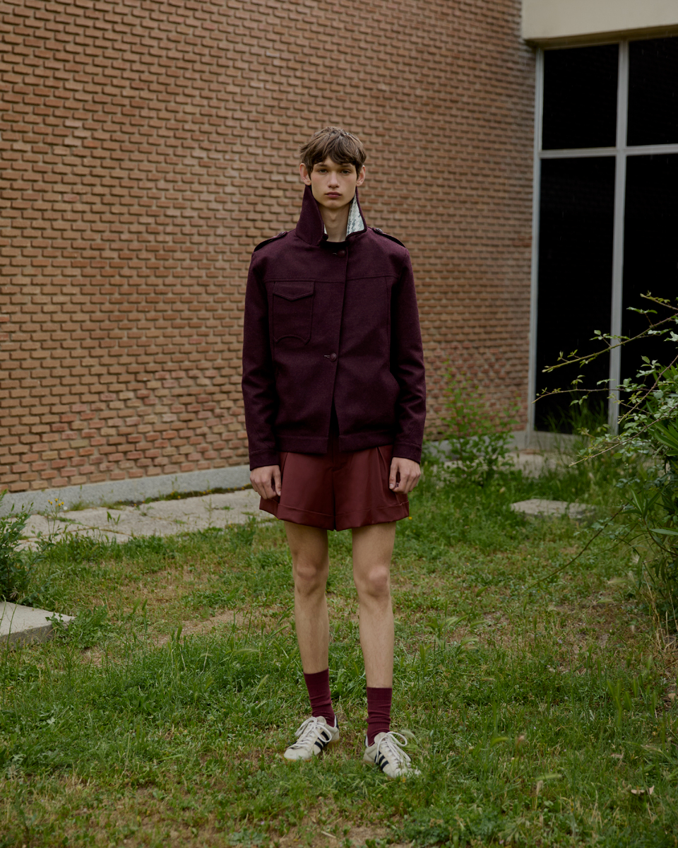 Casaco e calções, UGO BOULARD. Ténis, ADIDAS. Meias, da produção. 