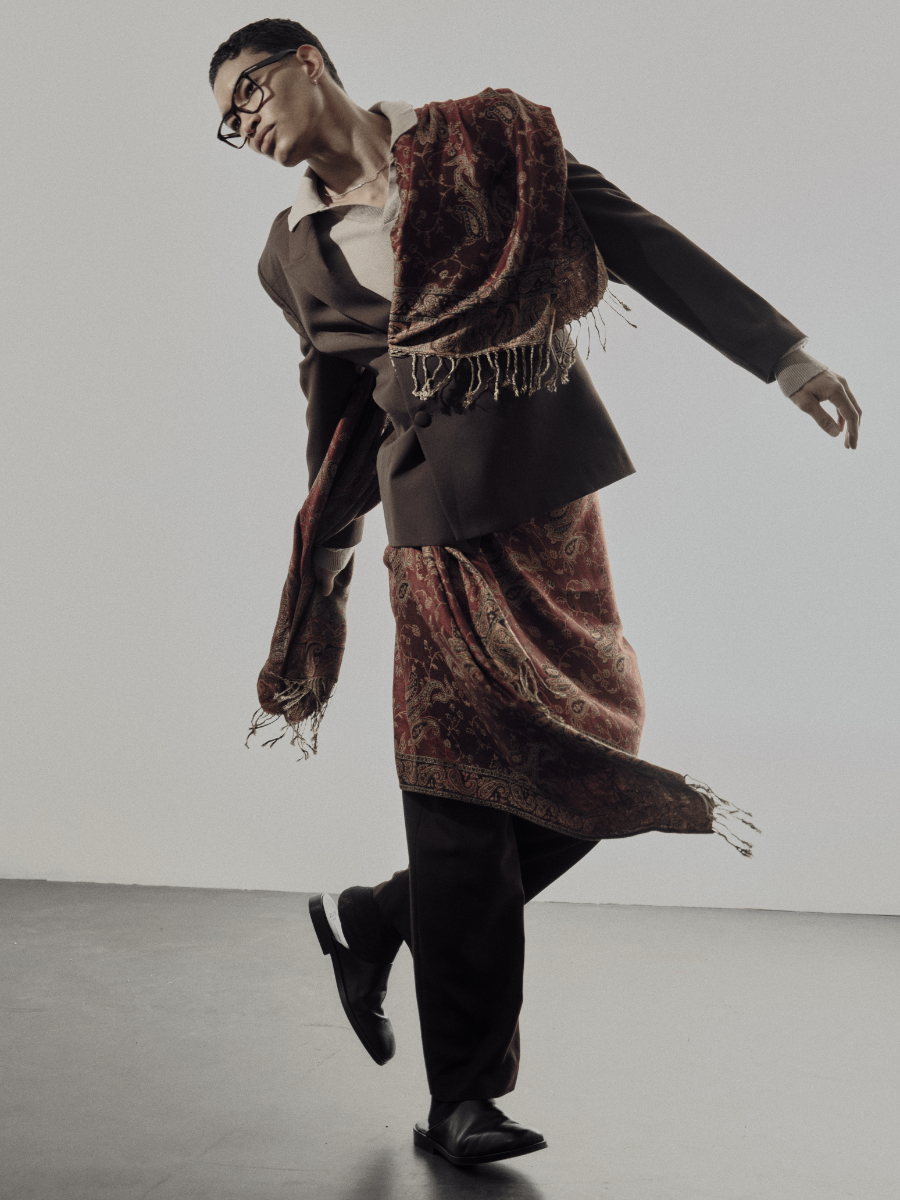 Blazer e calças, ZARA. Camisola, @closedofficial. Cardigan e sapatos, COS. Óculos, TOM FORD. 