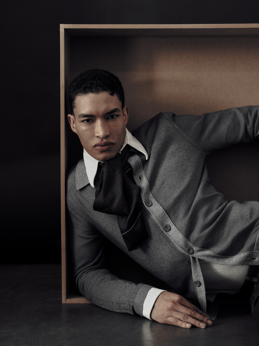 Camisa e lenço, EMPORIO ARMANI. Cardigan, TIGER OF SWEDEN. Calças, DRYKORN. Ténis, ADIDAS.