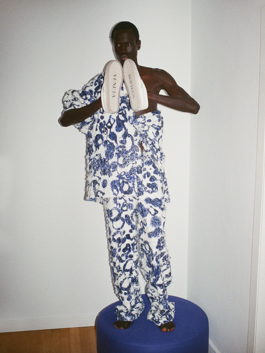 Imagem da esquerda: full look, DIOR. Óculos, KUBORAUM. Imagem da direita: full look, BOTTEGA VENETA.