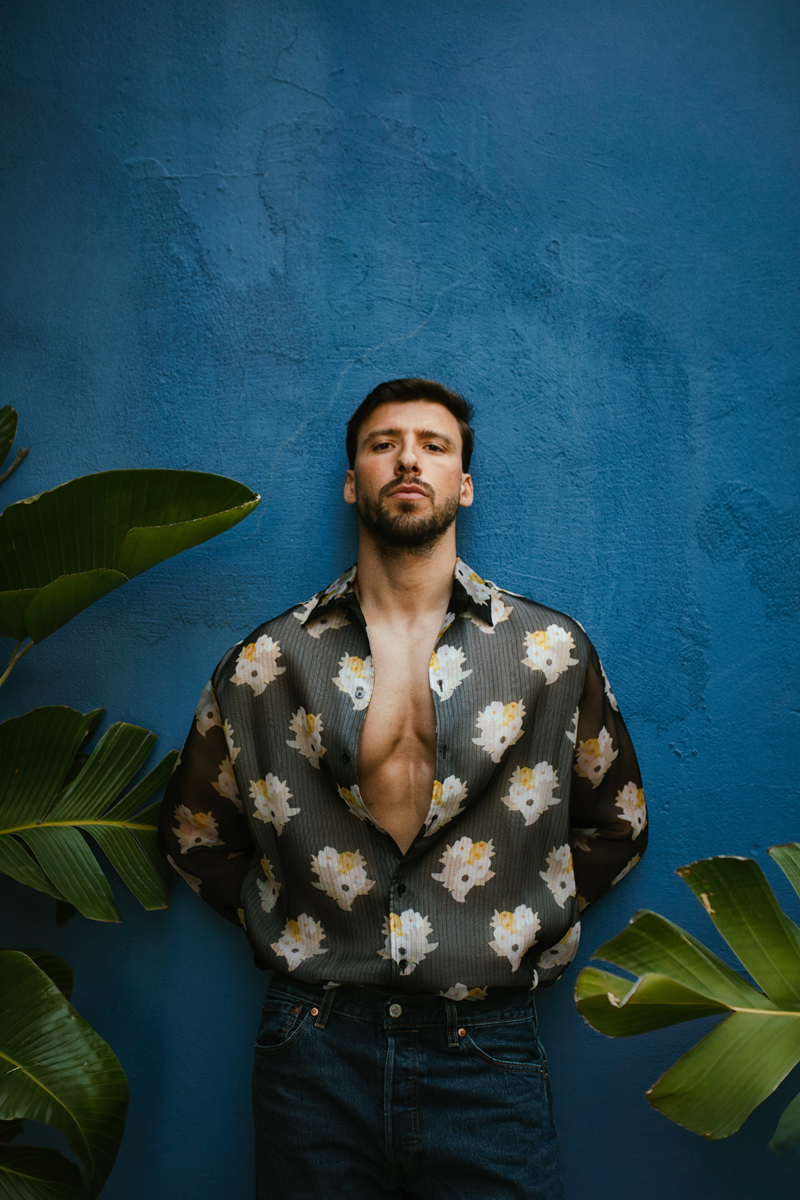 Camisa, FENDI. Calças, LEVI’S.