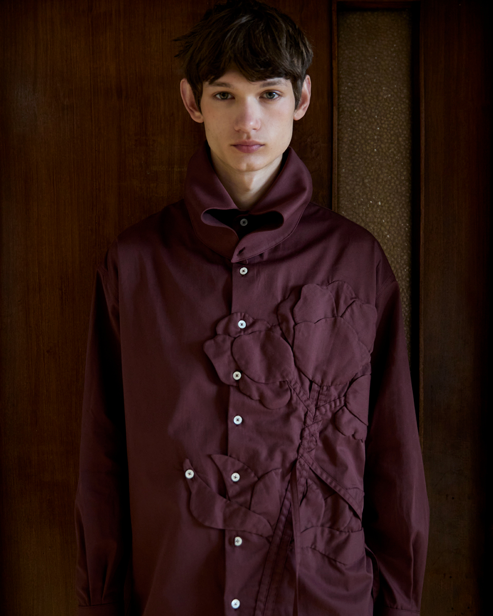 Imagem da esquerda: camisa, POST ARCHIVE FACTION. Calções e faixa, CARLOTA BARRERA. Sandálias, STUDIO NICHOLSON. Imagem da direita: full look, UGO BOULARD. 